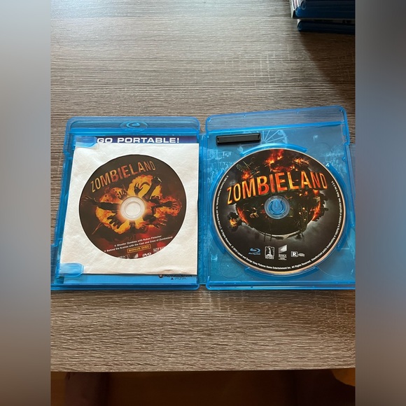 📀 3/$15 or 4/$20 📀 Zombieland Bluray - Picture 3 of 3